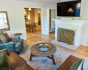 Farmhouse at Loma Cottages - Egg Harbor - Wohnzimmer