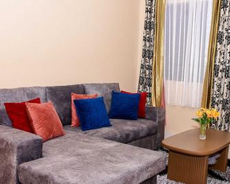 The Lotus Stay-in: Cosy one bedroom in Embu near Java Blue and KSG - Embu - Living room