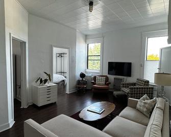 Charming 2-bedroom apartment in marvelous Chewelah with AC, WiFi - Chewelah - Sala de estar