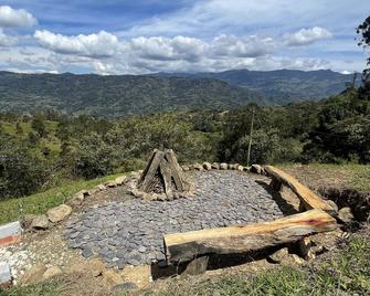 Lujoso Glamping Domo con Jacuzzi y Vista a las Montañanas - Gachetá