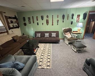 Peaceful Cottage near Rivers & State land for FUN - Beaverton - Living room