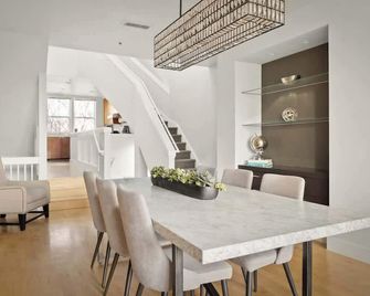 Chic City Park Home - Rooftop Deck - Skyline Views - Denver - Comedor