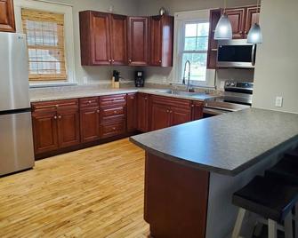 Northfield Lodge exit 98 off Interstate 94. Food + fuel next door. - Hixton - Cocina