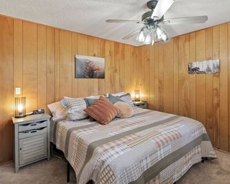 Central Heat & Air, WiFi, Wall Mural and Fully fenced minutes from downtown - Idyllwild - Bedroom