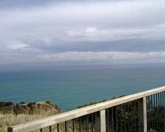 Set in Stone - Boat Cabin - Raglan - Balcón