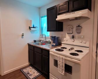 Charming 1-bd house in Downtown Farmington, 1block from Police & Fire stations - Farmington - Cocina