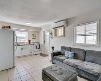 1 Mi to Boat Ramp Bokeelia Home with Screened Patio - Bokeelia - Sala de estar