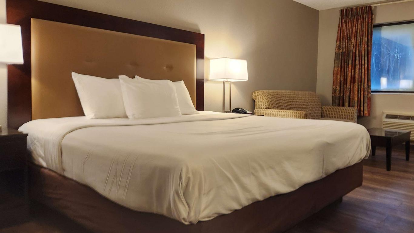 Econo Lodge Inn & Suites