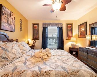 The Executive Private Bedroom/bath, Hot Tub, in our Home - Hoffman Estates - Bedroom