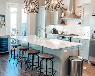 Redbud Retreat @ Carlton Landing | A Coastal Inspired Home in a 5 Star Community - Eufaula - Kitchen