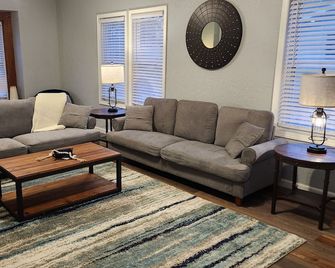 Spacious 4-bedroom house in Cherokee with AC - Cherokee - Living room