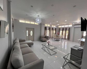 Jacuzzi Loft and Pool Glencoe Townhome - Diego Martin - Lobby