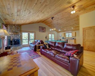 Antler Ridge 4x4 needed for this cabin - Hiawassee - Living room