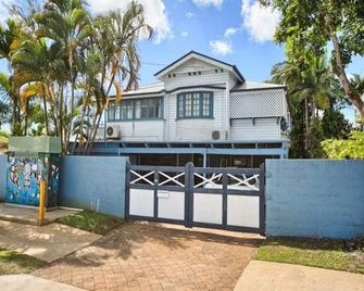 Budget Group Stay, 5 BR in 2nd floor Queenslander - Edge Hill - Building