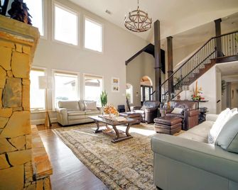 Luxe 38-Acre Homestead Near Gainesville: 5br/7ba, 2 Kitchens, Animals & More! - Murrayville - Sala de estar