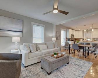 Bloomington Bliss - Bloomington - Living room