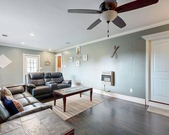 Close to Lake Eufala with a private firepit and covered back deck - Checotah - Living room