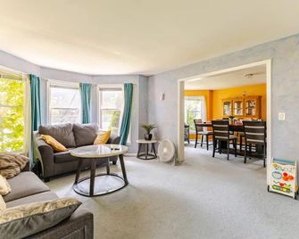 3-bedroom building in charming Taunton with AC, WiFi. Enjoyable Jacuzzi Bathtub - Taunton - Living room