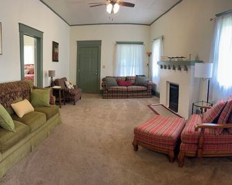 3 bedroom home in downtown Fitzgerald. Nice quiet neighborhood. Fenced backyard - Fitzgerald - Living room