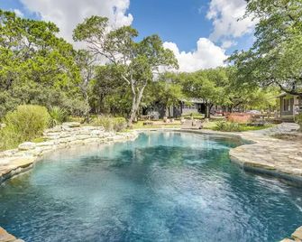 Cozy Modern Cabin wt Pool, Hot Tub, Fire pit and Goats, Alpacas, Chickens & Emus - Austin - Pool