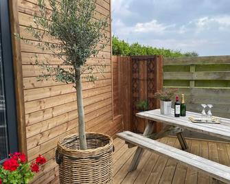 Chalet charmant à Sainte-Marie-du-Mont avec terrasse - Sainte-Marie-du-Mont - Patio