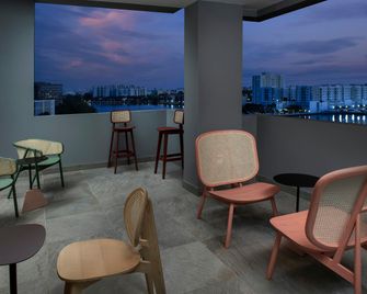 Home2 Suites by Hilton Miami Airport South Blue Lagoon - Miami - Balcón