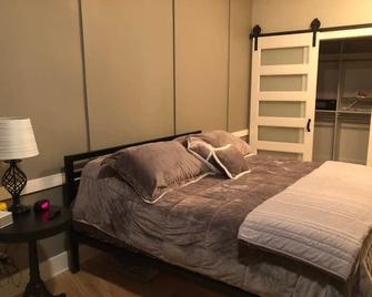 Experience the high street - Elkhart - Bedroom