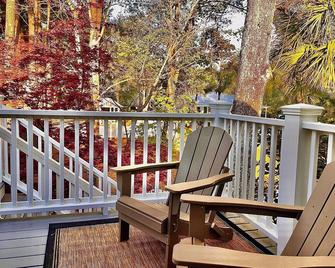 Charming modern studio retreat nestled among trees in beautiful Daniel Island. - Charleston - Balkon