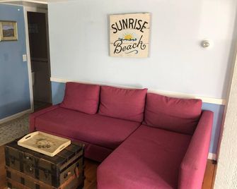 Cottage with large yard, parking, and steps to Sunrise Beach in Marshfield! - Marshfield - Sala de estar
