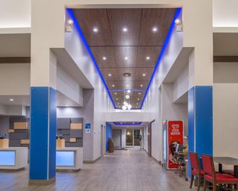 神秘快捷假日酒店 - 米斯蒂克 - 大廳