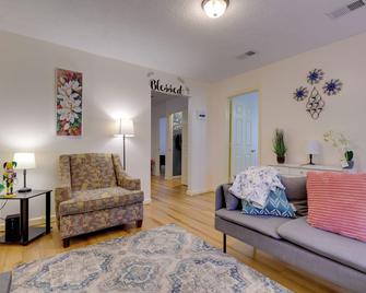Stunning Gulfport Getaway about 1 Mi to the Beach - Gulfport - Living room