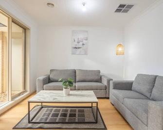 Relaxing Family Home in the heart of Tarneit - Tarneit - Living room
