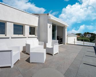 Villa with private pool and lagoon views - Мез - Балкон