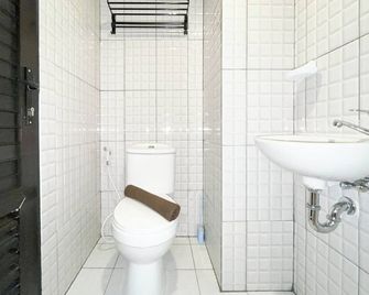 Modern Look Studio At De Prima Apartment - Medan - Bathroom