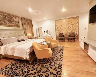 Stien Oasis: Heated Indoor Pool Oasis With Theater, Bar&Tennis Court. - Canfield - Bedroom