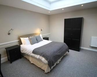 Number 18 Apartments - Exeter - Bedroom