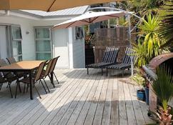 Private comfortable beach house - Waihi Beach - Hàng hiên