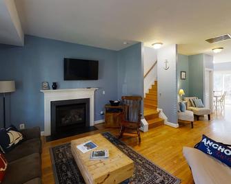 Entire Townhouse in Rock Hall - Rock Hall - Living room