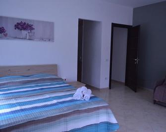 Vista D'amare - Maierà - Habitación
