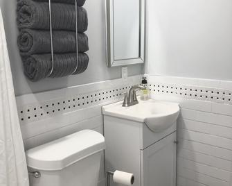 Red Door Cottage in West Palm Beach - Wellington - Bathroom