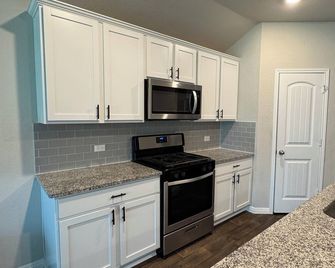 Charming 4-bedroom house in delightful Manor with AC, WiFi - Manor - Kitchen