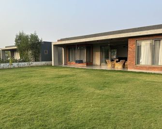 Lavish Villa for rent at Sanand - Sānand - Building