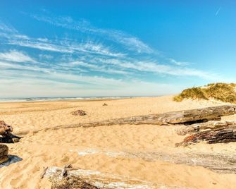 Cozy & Well-Decorated Cabin with Close Beach Access - Dog Friendly - Florence - Strand