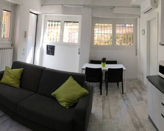 Oasi Metropolitana Apartment - רומא - סלון