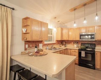 Cozy Montrose Home near Black Canyon, Ouray, Telluride and Montrose Airport. - Montrose - Küche