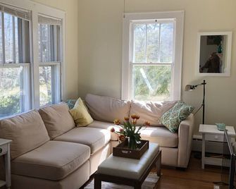 Totally restored charming Sunny Hamptons home with heated salt water pool. - Westhampton - Sala de estar