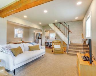 Spacious Getaway with Boat Dock in East Troy! - Mukwonago - Living room