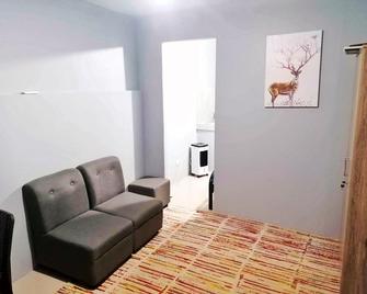 Lovely Rental Unit with free Wi-Fi - Lucena - Living room