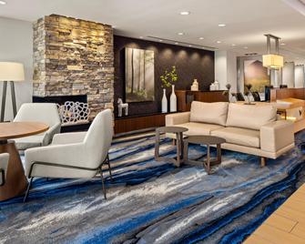 Fairfield Inn and Suites by Marriott Waterloo Cedar Falls - Waterloo - Living room