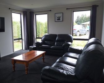 New, large, family friendly home, great location, walk to town, - Te Anau - Wohnzimmer